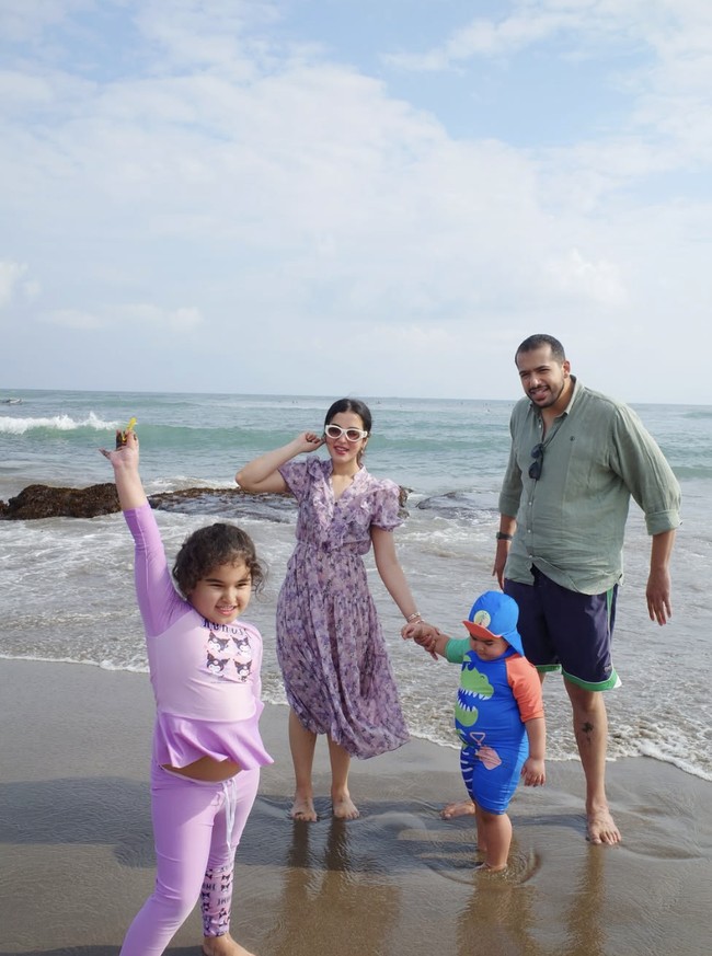 Tak hanya momen berdua, kebersamaan dengan kedua buah hati mereka juga terekam dalam momen liburan di Bali pada bulan Juli. Tampak kebahagiaan menyelimuti keluarga ini. Foto: dok. Instagram @tasyafarasya