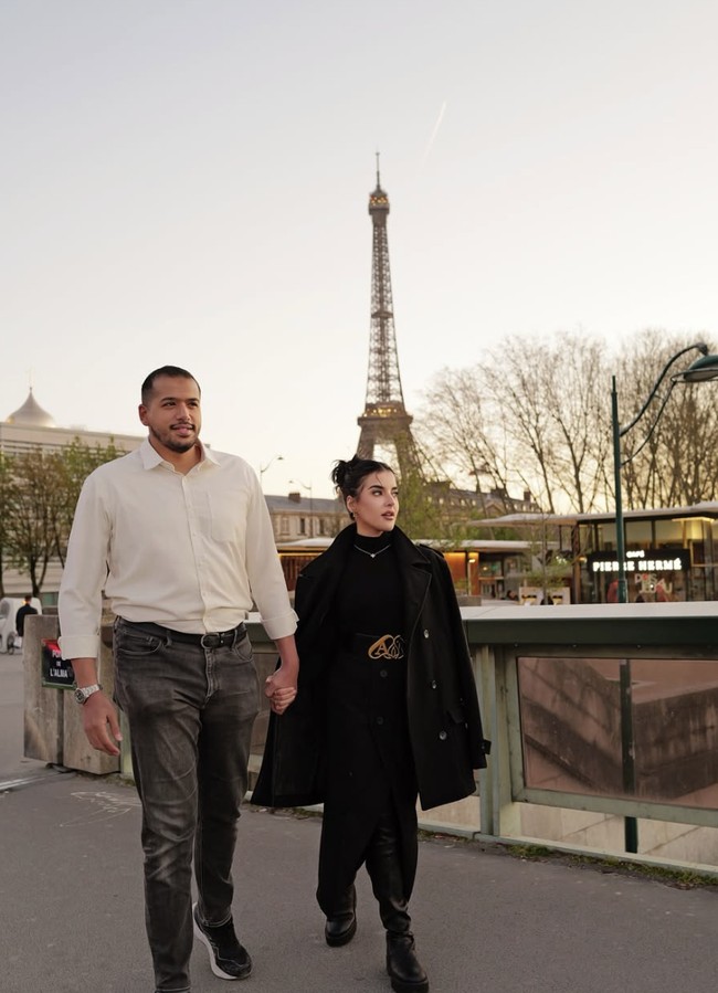 Foto-foto mesra lainnya memperlihatkan perjalanan romantis Tasya dan Ahmad di berbagai destinasi dunia, salah satunya di Paris dengan latar Menara Eiffel. Dalam setiap jepretan, keduanya tampak bergandengan tangan atau saling merangkul, menunjukkan keromantisan. Foto: dok. Instagram @tasyafarasya