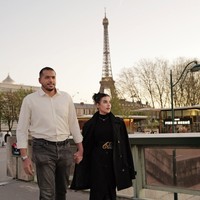 Foto-foto mesra lainnya memperlihatkan perjalanan romantis Tasya dan Ahmad di berbagai destinasi dunia, salah satunya di Paris dengan latar Menara Eiffel. Dalam setiap jepretan, keduanya tampak bergandengan tangan atau saling merangkul, menunjukkan keromantisan. Foto: dok. Instagram @tasyafarasya
