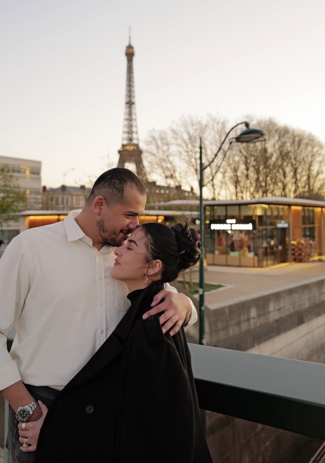 Beauty influencer Tasya Farasya dan suaminya, Ahmad Assegaf dikenal sebagai pasangan yang harmonis. Namun belakangan pasangan tersebut diterpa isu yang tidak menyenangkan.  Foto: dok. Instagram @tasyafarasya