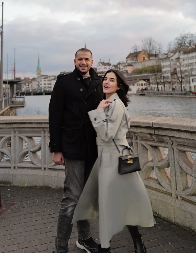 Selebgram dan pengusaha kecantikan Tasya Farasya melayangkan gugatan cerai kepada suaminya, Ahmad Assegaf, pada 29 September 2025. Pasangan ini tampak selalu harmonis di media sosial, namun berujung pisah, karena dugaan penggelapan dana perusahaan yang dilakukan Ahmad. Foto: dok. Instagram @tasyafarasya