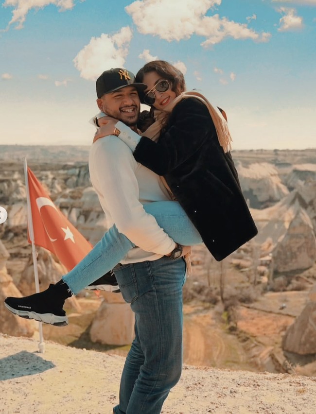 Tasya pun kerap membagikan momen throwback bersama sang suami. “Menua bersama baba insya Allah #14yearstogether,” begitu keterangan fotonya yang menggambarkan bahwa keduanya telah 14 tahun bersama.  Foto: dok. Instagram @tasyafarasya