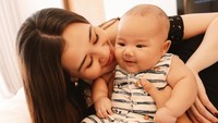 Ahmad Arash Omara Thariq lahir pada Jumat (13/6/2025). Foto: Instagram @thariqhalilintar dan @aaliyah.massaid