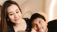 Baby Arash tersenyum ke arah kamera. Foto: Instagram @thariqhalilintar dan @aaliyah.massaid