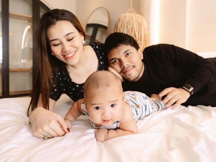 Thariq Halilintar dan Aaliyah Massaid Thariq Halilintar dan Aaliyah Massaid tersenyum saat sesi foto bersama Baby Arash.