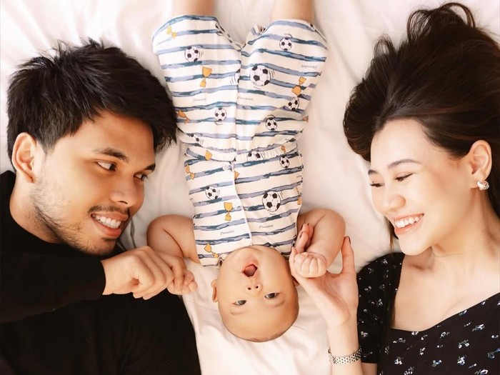 Thariq Halilintar dan Aaliyah Massaid Thariq Halilintar dan Aaliyah Massaid tersenyum saat sesi foto bersama Baby Arash.