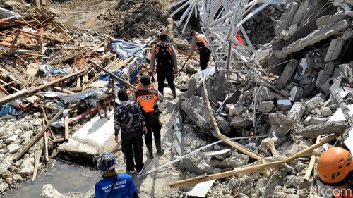 Tim SAR gabungan berjibaku mencari tiga korban hilang akibat banjir di Mengwitani, Badung, Bali, Minggu (14/9/2025). (Foto: Agus Eka/detikBali)