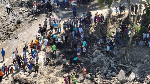 Tim SAR gabungan dan relawan mencari tiga korban hanyut akibat banjir bandang di Desa Sawu, Kecamatan Mauponggo, Nagekeo, NTT, Minggu (14/9/2025). (Foto: Dok. Polsek Mauponggo)
