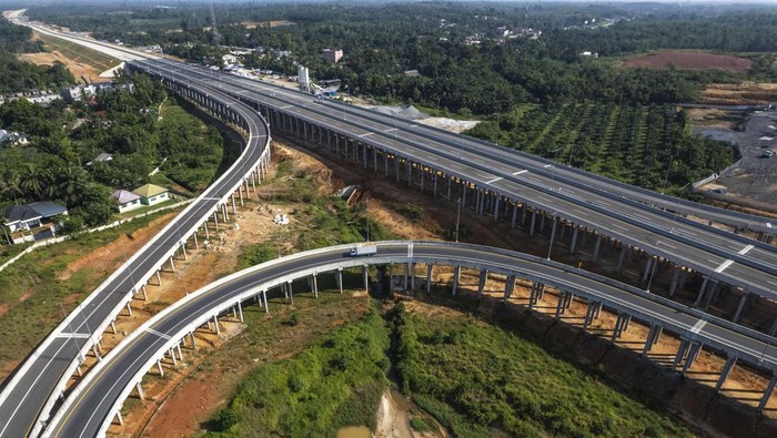 Foto udara kendaraan melintas di Jalan Tol Trans Sumatera (JTTS) Betung-Tempino-Jambi (Betejam) Seksi 3 Segmen Tempino-Simpang Ness di Muaro Jambi, Jambi, Minggu (14/9/2025). PT Hutama Karya (Persero) secara resmi mulai mengoperasikan Jalan Tol Betejam Seksi 3 Segmen Tempino-Simpang Ness sepanjang 18,49 kilometer tanpa tarif mulai 14 September 2025 sehingga melengkapi pengoperasian tanpa tarif Jalan Tol Betejam Seksi 3 Segmen Bayung Lencir-Tempino sejak akhir 2024. ANTARA FOTO/Wahdi Septiawan/bar
