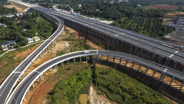 Tol Betejam resmi beroperasi tanpa tarif Foto udara kendaraan melintas di Jalan Tol Trans Sumatera (JTTS) Betung-Tempino-Jambi (Betejam) Seksi 3 Segmen Tempino-Simpang Ness di Muaro Jambi, Jambi, Minggu (14/9/2025). PT Hutama Karya (Persero) secara resmi mulai mengoperasikan Jalan Tol Betejam Seksi 3 Segmen Tempino-Simpang Ness sepanjang 18,49 kilometer tanpa tarif mulai 14 September 2025 sehingga melengkapi pengoperasian tanpa tarif Jalan Tol Betejam Seksi 3 Segmen Bayung Lencir-Tempino sejak akhir 2024. ANTARA FOTO/Wahdi Septiawan/bar
