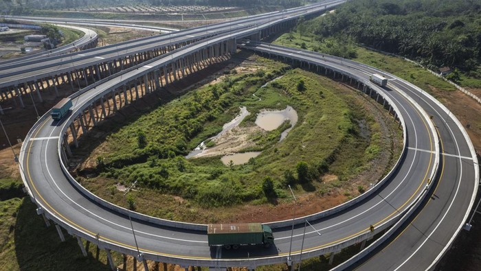 Tol Betejam resmi beroperasi tanpa tarif Foto udara kendaraan melintas di Jalan Tol Trans Sumatera (JTTS) Betung-Tempino-Jambi (Betejam) Seksi 3 Segmen Tempino-Simpang Ness di Muaro Jambi, Jambi, Minggu (14/9/2025). PT Hutama Karya (Persero) secara resmi mulai mengoperasikan Jalan Tol Betejam Seksi 3 Segmen Tempino-Simpang Ness sepanjang 18,49 kilometer tanpa tarif mulai 14 September 2025 sehingga melengkapi pengoperasian tanpa tarif Jalan Tol Betejam Seksi 3 Segmen Bayung Lencir-Tempino sejak akhir 2024. ANTARA FOTO/Wahdi Septiawan/bar