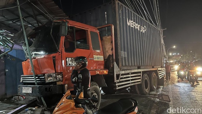 Truk kontainer tabrak dua ruko di Jalan Bawakaraeng Makassar.