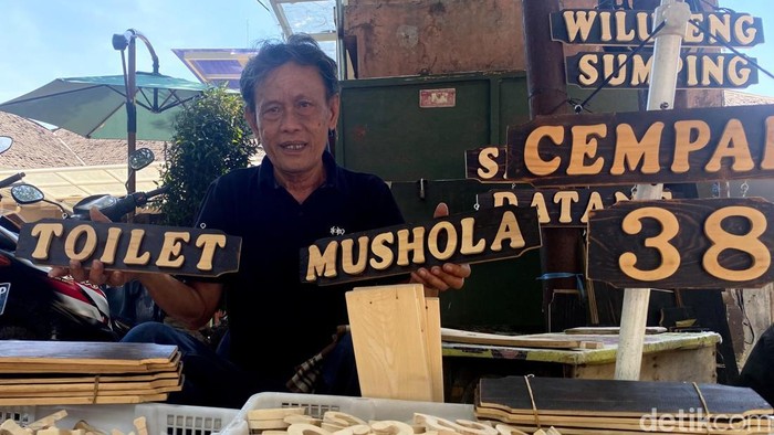 Udan, penjual papan nomor rumah di Bandung.
