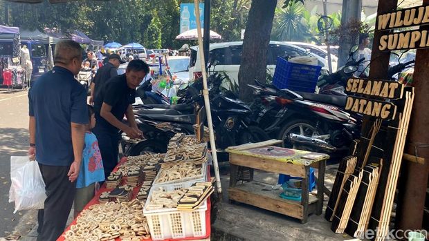 Udan, penjual papan nomor rumah di Bandung.