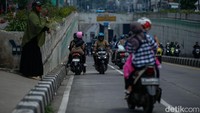 Underpass Bulak Kapal, Bekasi Timur tergenang, Minggu (14/9/2025) pagi. Sejumlah pengendara motor nekat lawan arah demi hindari genangan yang cukup tinggi.