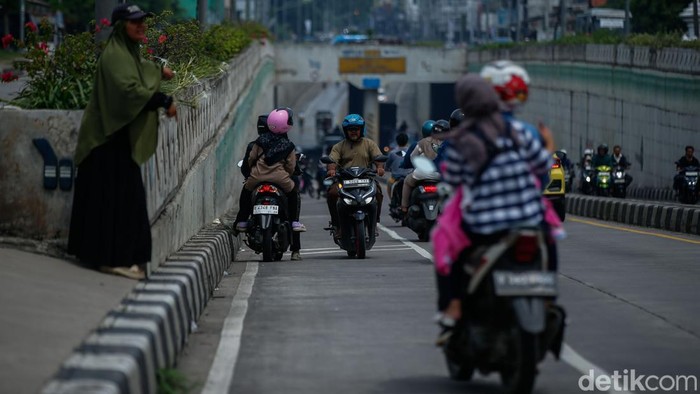 Underpass Bulak Kapal Bekasi Tergenang, Pemotor Nekat Lawan Arah Pengendara motor melawan arah di Underpass Bulak Kapal, Bekasi, Minggu (14/9/2025).