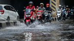 Underpass Bulak Kapal Bekasi Tergenang, Pemotor Nekat Lawan Arah