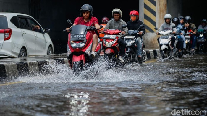 Pengendara motor melawan arah di Underpass Bulak Kapal, Bekasi, Minggu (14/9/2025).