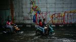 Underpass Bulak Kapal Bekasi Tergenang, Pemotor Nekat Lawan Arah