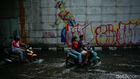 Kondisi underpass masih tergenang hingga pukul 10.30 WIB, mengganggu perjalanan warga yang melintas pada jalur utama Bekasi Timur ini.