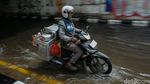 Underpass Bulak Kapal Bekasi Tergenang, Pemotor Nekat Lawan Arah