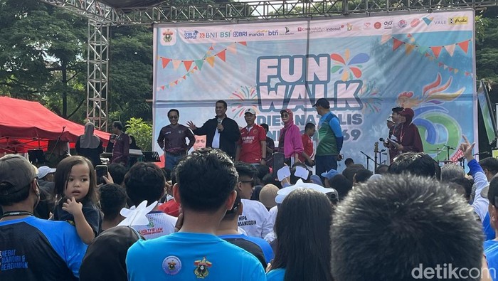 Universitas Hasanuddin (Unhas) Makassar menggelar Fun Walk and Family Gathering sebagai rangkaian dari Dies Natalis Unhas ke-69.