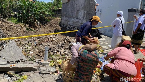 Upacara pecaruan dan ngaturang guru serta bendu piduka di lokasi rumah ambruk di Mengwi, Badung, Minggu (14/9/2025)