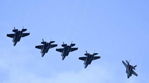 Tensi antara Amerika Serikat dengan Venezuela memanas pekan ini.
Washington bahkan mengerahkan lima jet tempur siluman tercanggih F-35 ke Puerto Rico pada Sabtu (13/9/2025), sekutu AS yang merupakan tetangga Venezuela. (AFP/MIGUEL J. RODRIGUEZ CARRILLO)