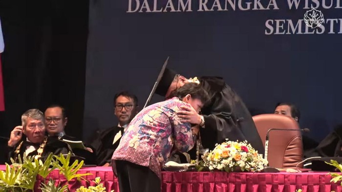 Tangkapan video memperlihatkan adik Ilham Syah Maulana, mahasiswa ISI Yogyakarta, yang maju menggantikan sang kakak yang telah meninggal saat prosesi wisuda Kamis (11/9/2025).