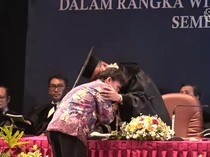 Tangis Adik Wakili Kakak yang Sudah Meninggal untuk Wisuda di ISI Jogja