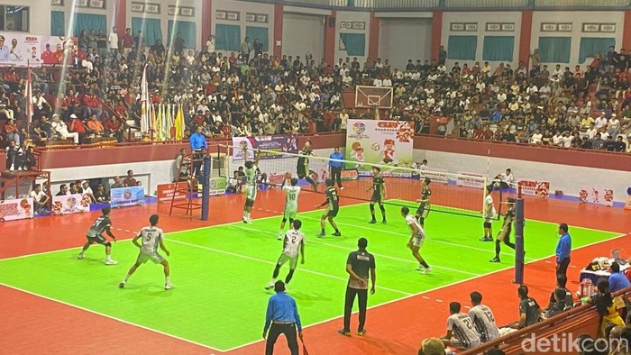 Tim voli putra Kabupaten Gianyar yang berhasil mempertahankan medali emas Porprov Bali XVI tahun 2025, Sabtu (13/9/2025).
