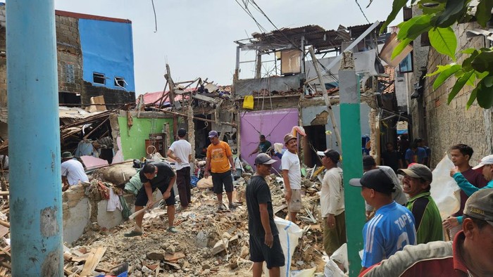 Warga mulai bersihkan puing rumah pasca ledakan gas