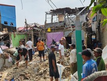 Warga Mulai Singkirkan Puing-puing Rumah Usai Ledakan Gas di Pamulang
