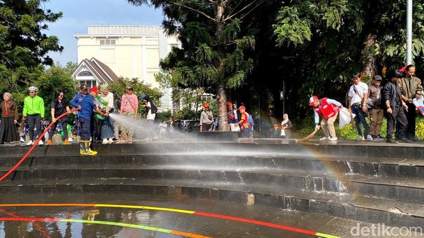 Warga kompak membersihkan Kota Bandung