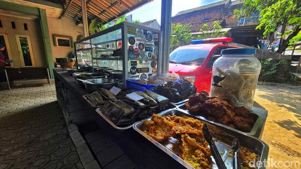 Warung Nasi Mamayu di jalur Cikidang