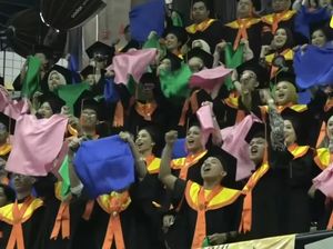 Wisudawan UI Bawa Kain Warna Hijau-Pink Saat Wisuda, Ini Kata Rektor