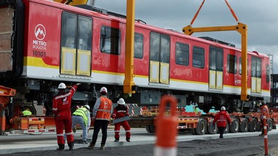Wujud Kereta Metro Pertama Bogota Setelah 83 Tahun Penantian