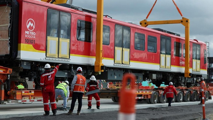Cranes hold one of the Bogota Metro cars, after they arrived to the city imported from China, inside the Bogota Metro yard, in Bogota, Colombia, September 11, 2025. REUTERS/Luisa Gonzalez     TPX IMAGES OF THE DAY