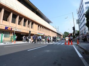 Pria Mabuk Lecehkan Sejumlah Wanita di Luar Stasiun Cikini, Berakhir Kena Amuk