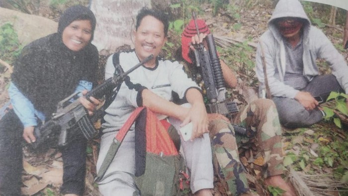 Ahmad Baidhowi (tas merah) dan wartawan Metro TV Desi Fitriani yang berperan sebagai asistennya dalam proses pembebasan sandera