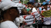 Peserta aksi membentangkan poster berisi ajakan menolak anarkisme dan narasi pemecah belah bangsa. 