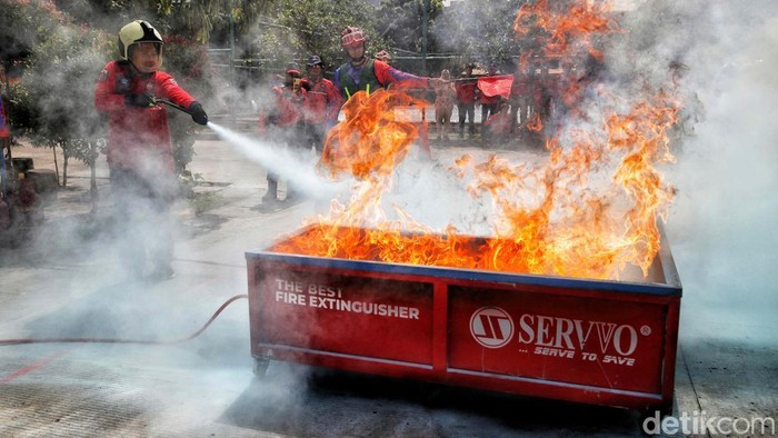 Aksi Seru Petugas Damkar Adu Ketangkasan di Jakarta Fire Safety Challenge 2025 Suasana penuh semangat mewarnai Jakarta Fire Safety Challenge 2025 yang digelar di Kantor Dinas Pemadam Kebakaran dan Penyelamatan (Gulkarmat) DKI Jakarta, Senin (15/9/2025). Ribuan peserta yang terdiri dari petugas damkar, relawan, hingga tim tanggap darurat gedung, unjuk kemampuan dalam beragam lomba ketangkasan pemadaman dan penyelamatan.