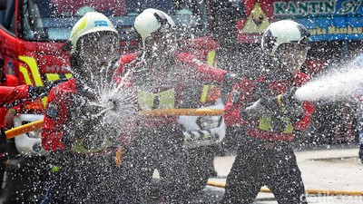 Aksi Seru Petugas Damkar Adu Ketangkasan di Jakarta Fire Safety Challenge 2025
