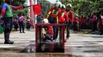 Aksi Seru Petugas Damkar Adu Ketangkasan di Jakarta Fire Safety Challenge 2025
