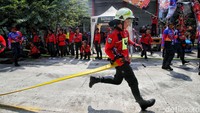 Mereka diuji keterampilannya dalam memadamkan api menggunakan apar, hidran, fire blanket, hingga pompa portable, serta simulasi penyelamatan korban dan pertolongan pertama.