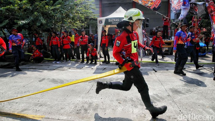 Aksi Seru Petugas Damkar Adu Ketangkasan di Jakarta Fire Safety Challenge 2025 Suasana penuh semangat mewarnai Jakarta Fire Safety Challenge 2025 yang digelar di Kantor Dinas Pemadam Kebakaran dan Penyelamatan (Gulkarmat) DKI Jakarta, Senin (15/9/2025). Ribuan peserta yang terdiri dari petugas damkar, relawan, hingga tim tanggap darurat gedung, unjuk kemampuan dalam beragam lomba ketangkasan pemadaman dan penyelamatan.