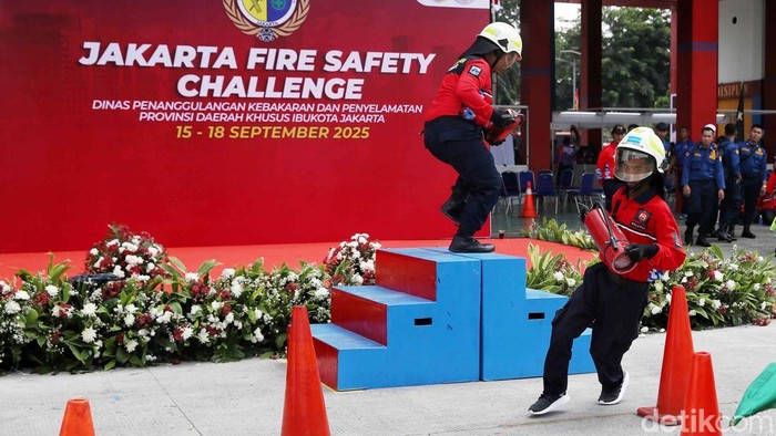 Aksi Seru Petugas Damkar Adu Ketangkasan di Jakarta Fire Safety Challenge 2025 Suasana penuh semangat mewarnai Jakarta Fire Safety Challenge 2025 yang digelar di Kantor Dinas Pemadam Kebakaran dan Penyelamatan (Gulkarmat) DKI Jakarta, Senin (15/9/2025). Ribuan peserta yang terdiri dari petugas damkar, relawan, hingga tim tanggap darurat gedung, unjuk kemampuan dalam beragam lomba ketangkasan pemadaman dan penyelamatan.