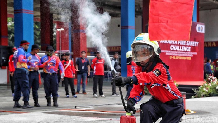 Aksi Seru Petugas Damkar Adu Ketangkasan di Jakarta Fire Safety Challenge 2025 Suasana penuh semangat mewarnai Jakarta Fire Safety Challenge 2025 yang digelar di Kantor Dinas Pemadam Kebakaran dan Penyelamatan (Gulkarmat) DKI Jakarta, Senin (15/9/2025). Ribuan peserta yang terdiri dari petugas damkar, relawan, hingga tim tanggap darurat gedung, unjuk kemampuan dalam beragam lomba ketangkasan pemadaman dan penyelamatan.