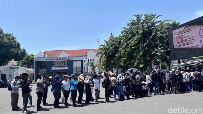 Antrean pemohon SKCK di Polrestabes Surabaya