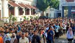 Penampakan Antrean Panjang Pemohon SKCK di Polrestasbes Surabaya